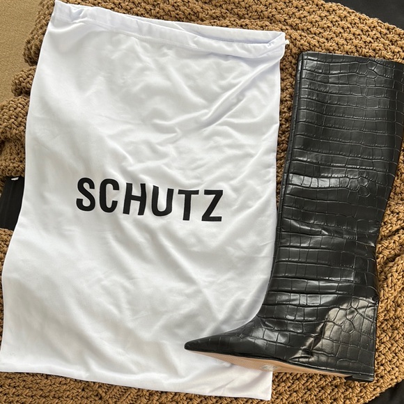 Stylish Black Croc-Embossed Knee-High Boots - Picture 6 of 9